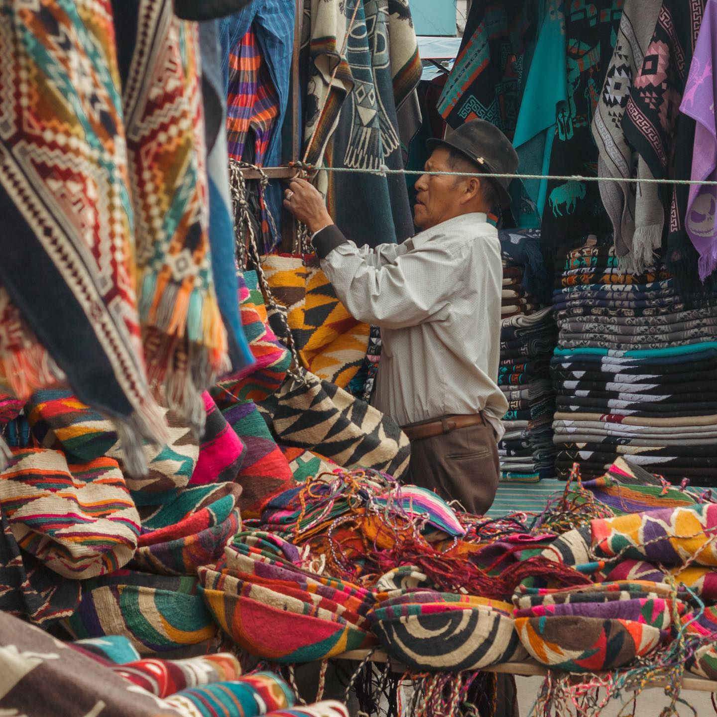Il mercato di Otavalo è il più grande del Sud America