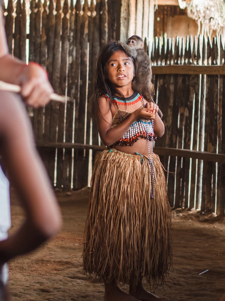 Bambina indigena esibisce la sua scimmietta