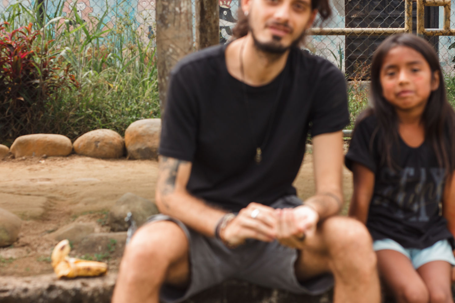 foto sfocata scattata dal bambino della comunità indigena